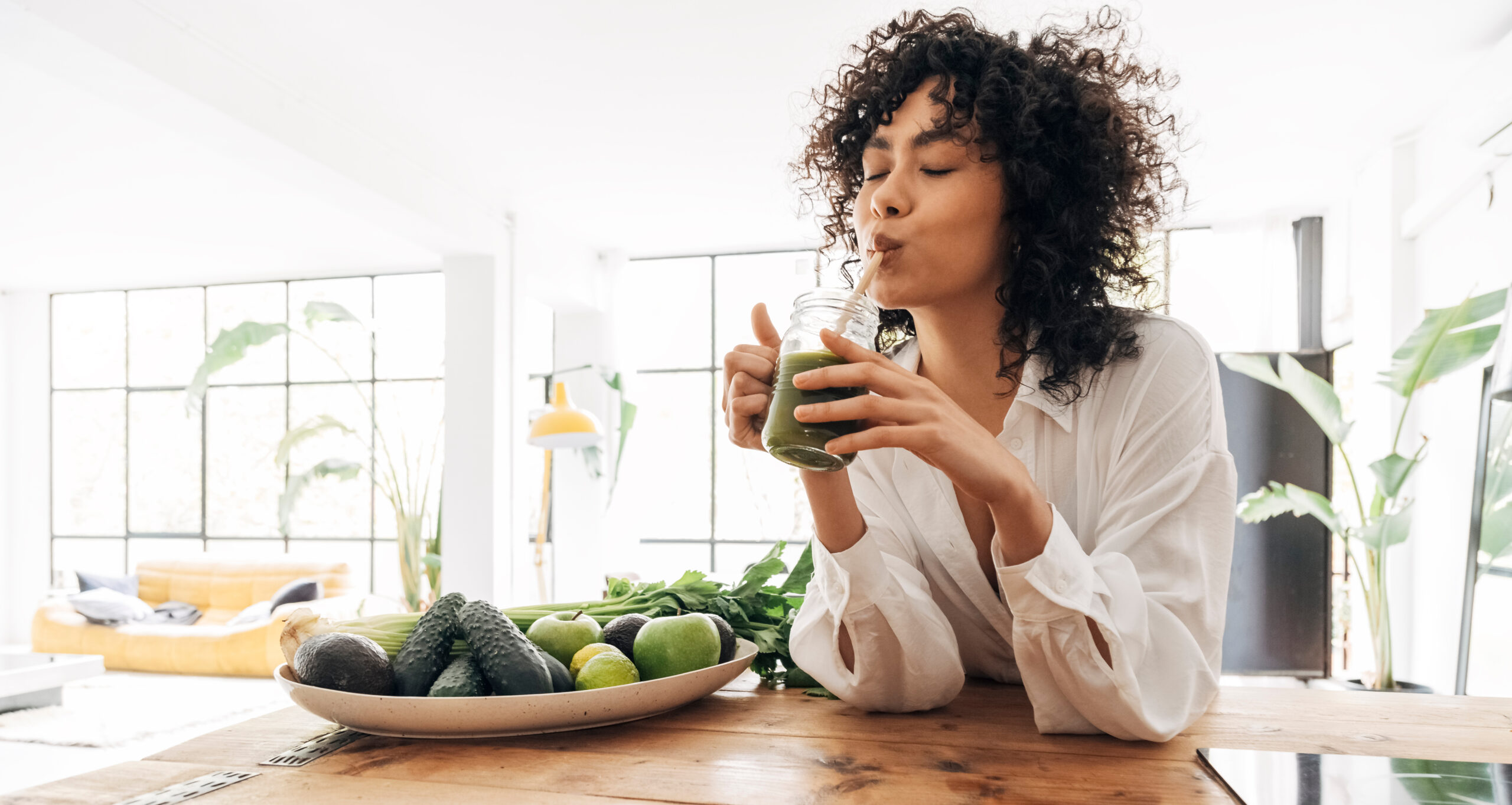 Junge Frau trinkt ein gesundes Getränk