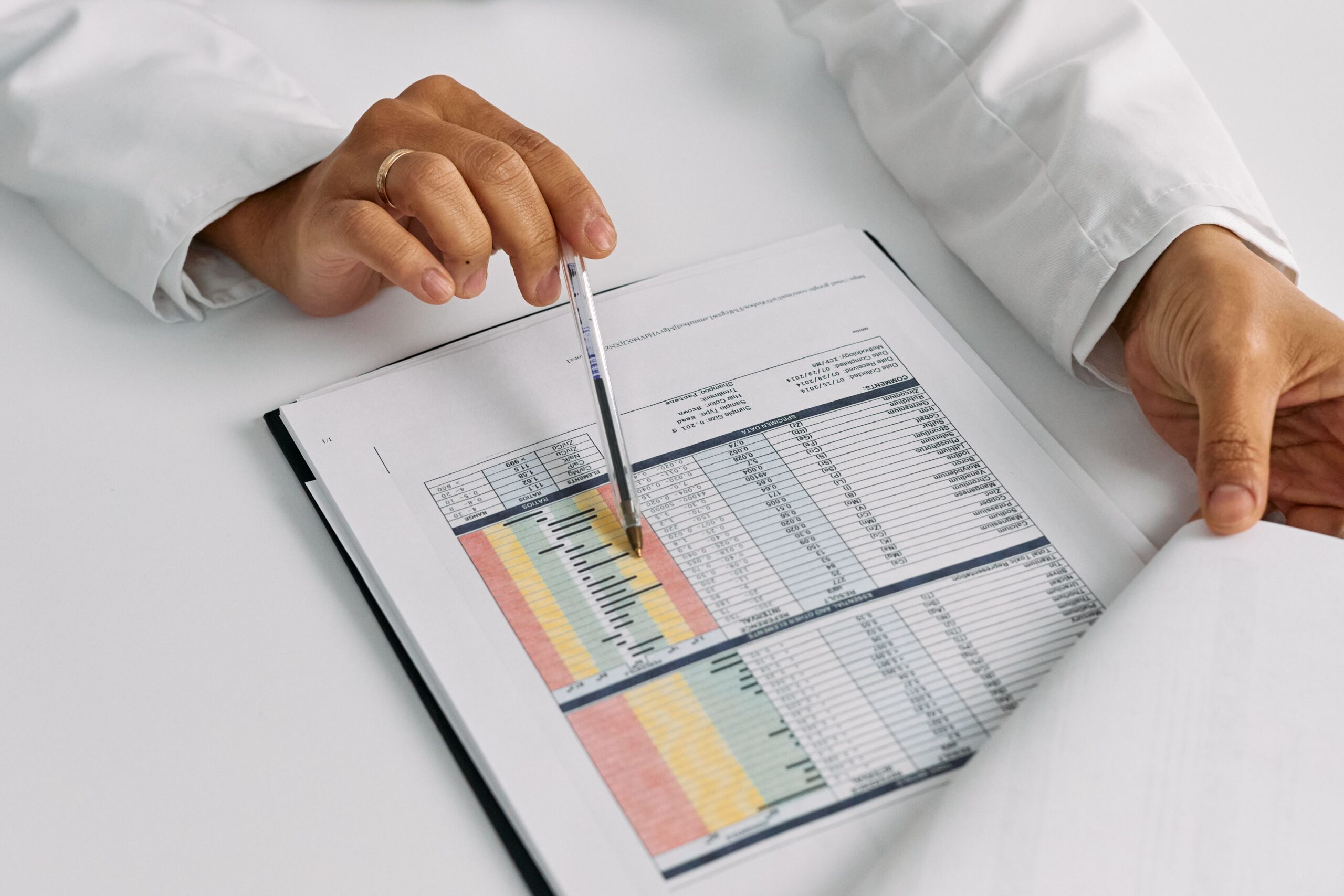 Ärztin bespricht die Ergebnisse der Allergiediagnostik mit einer Patientin