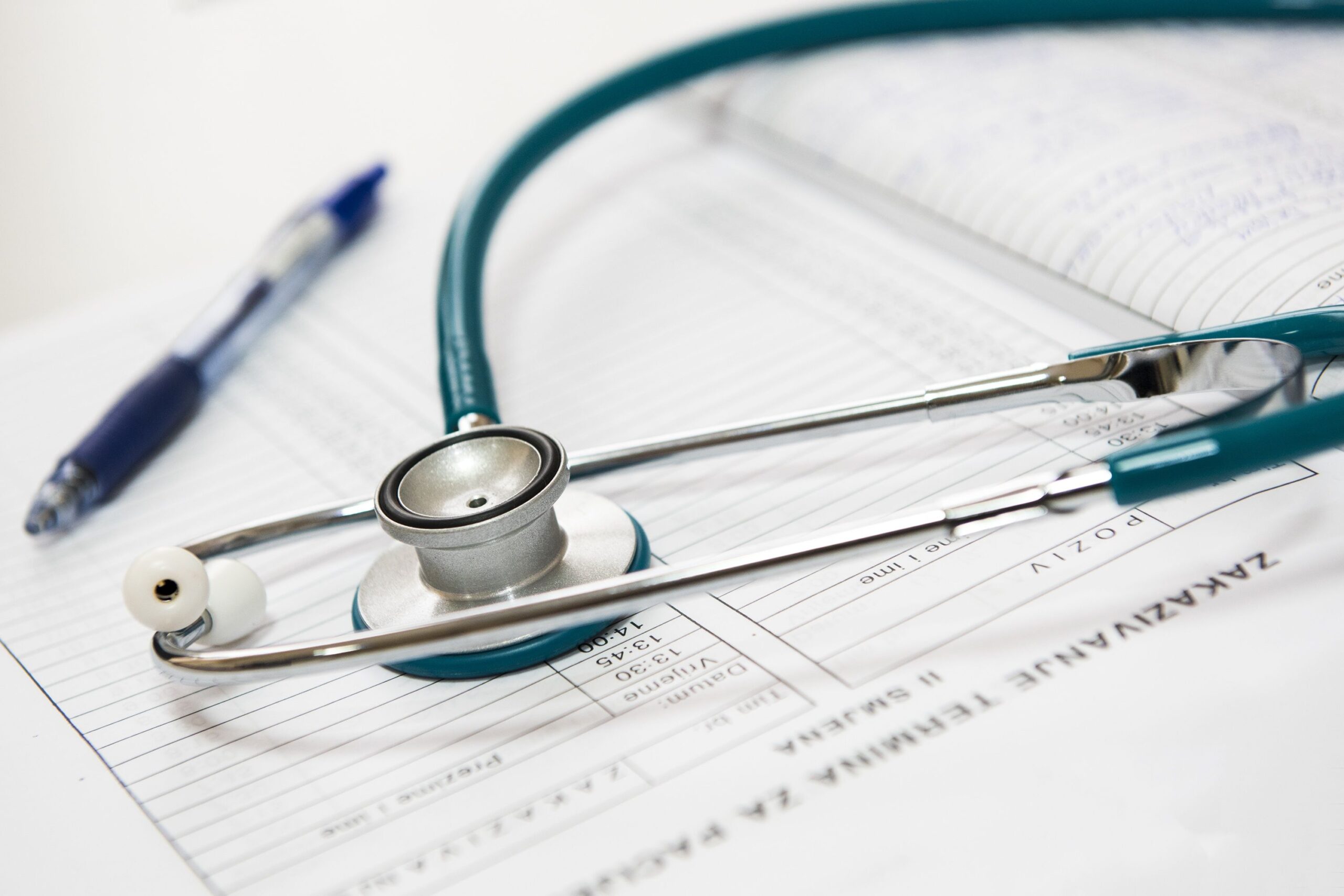 Stethoskop auf medizinischen Unterlagen zur Gesundheitsvorsorge